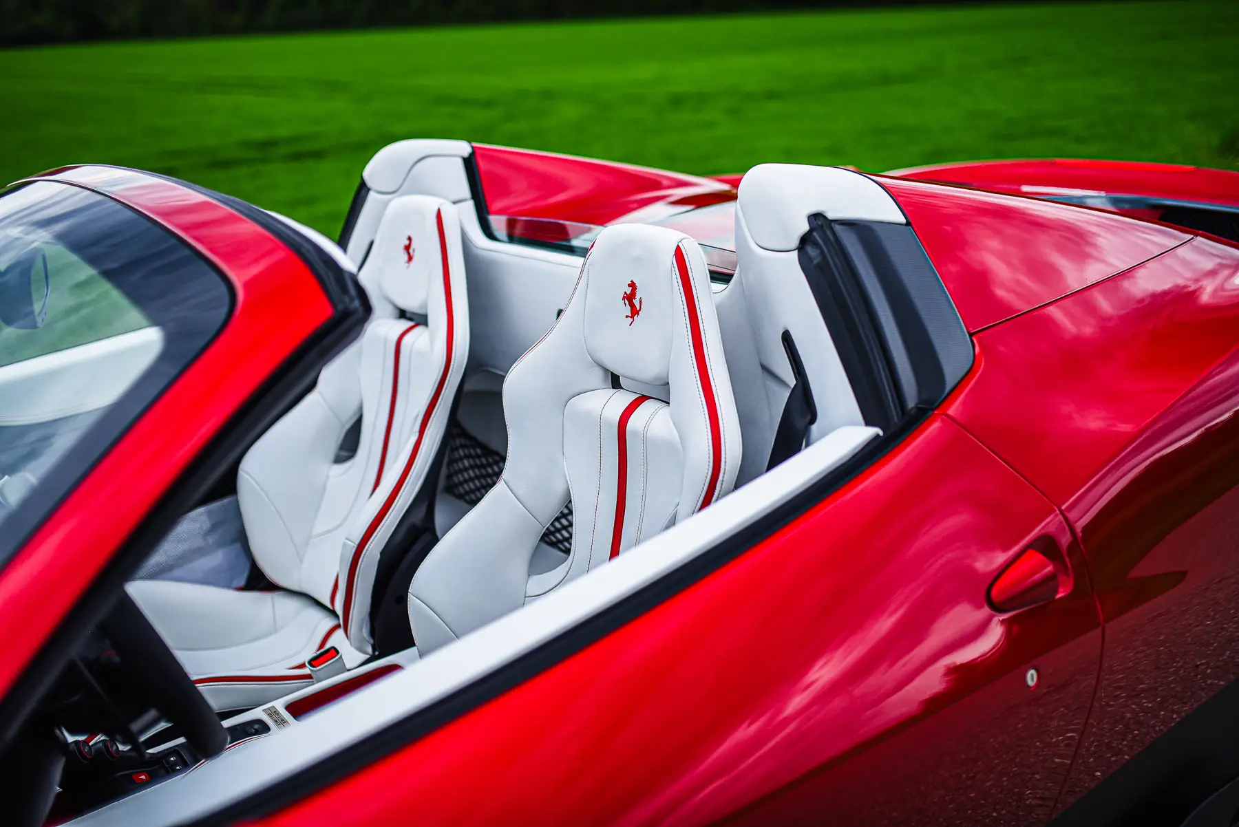 Ferrari-458SpecialeAperta-2015-rossofuoco-seats