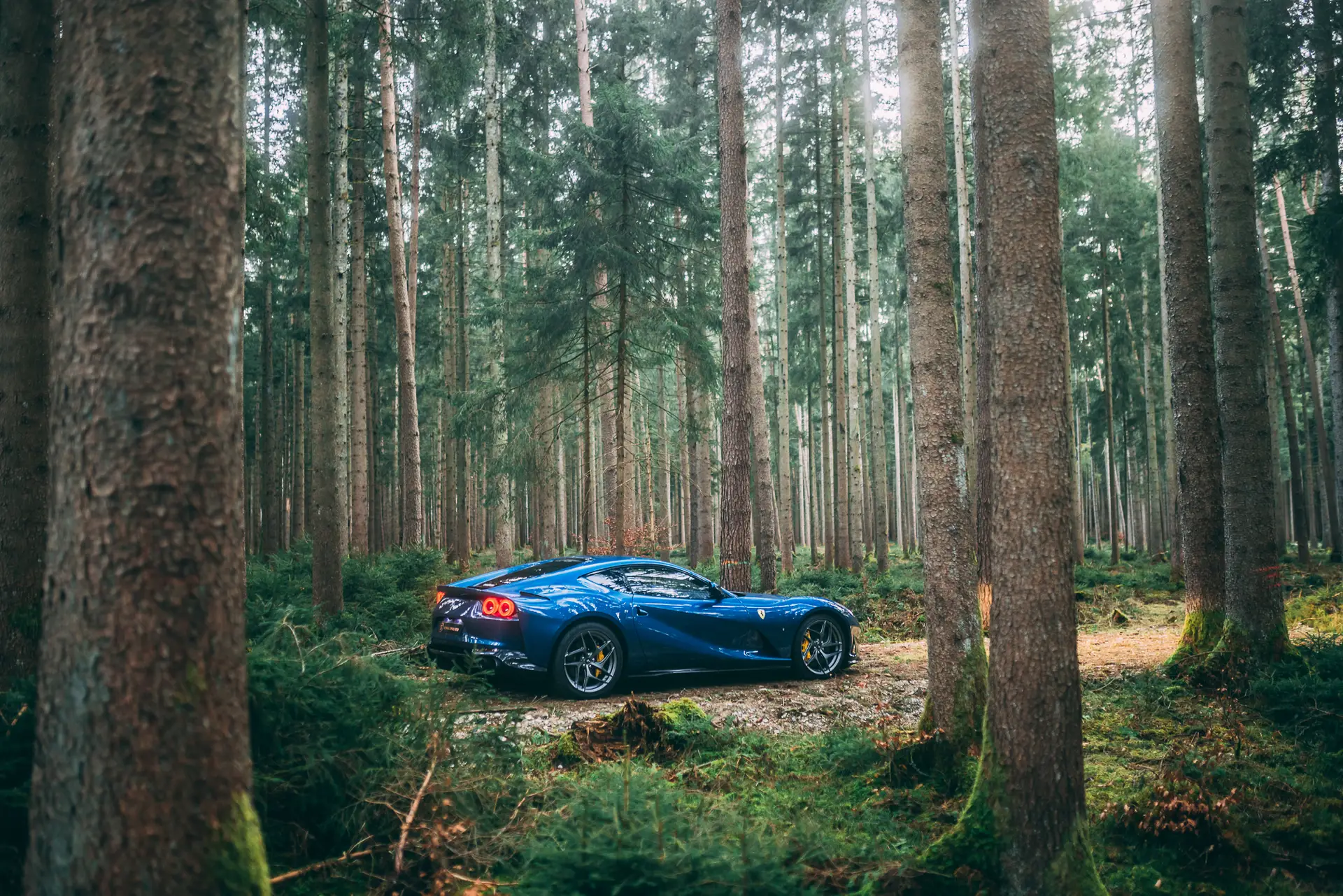 Ferrari-812Superfast-2018-bluenart-rearangle