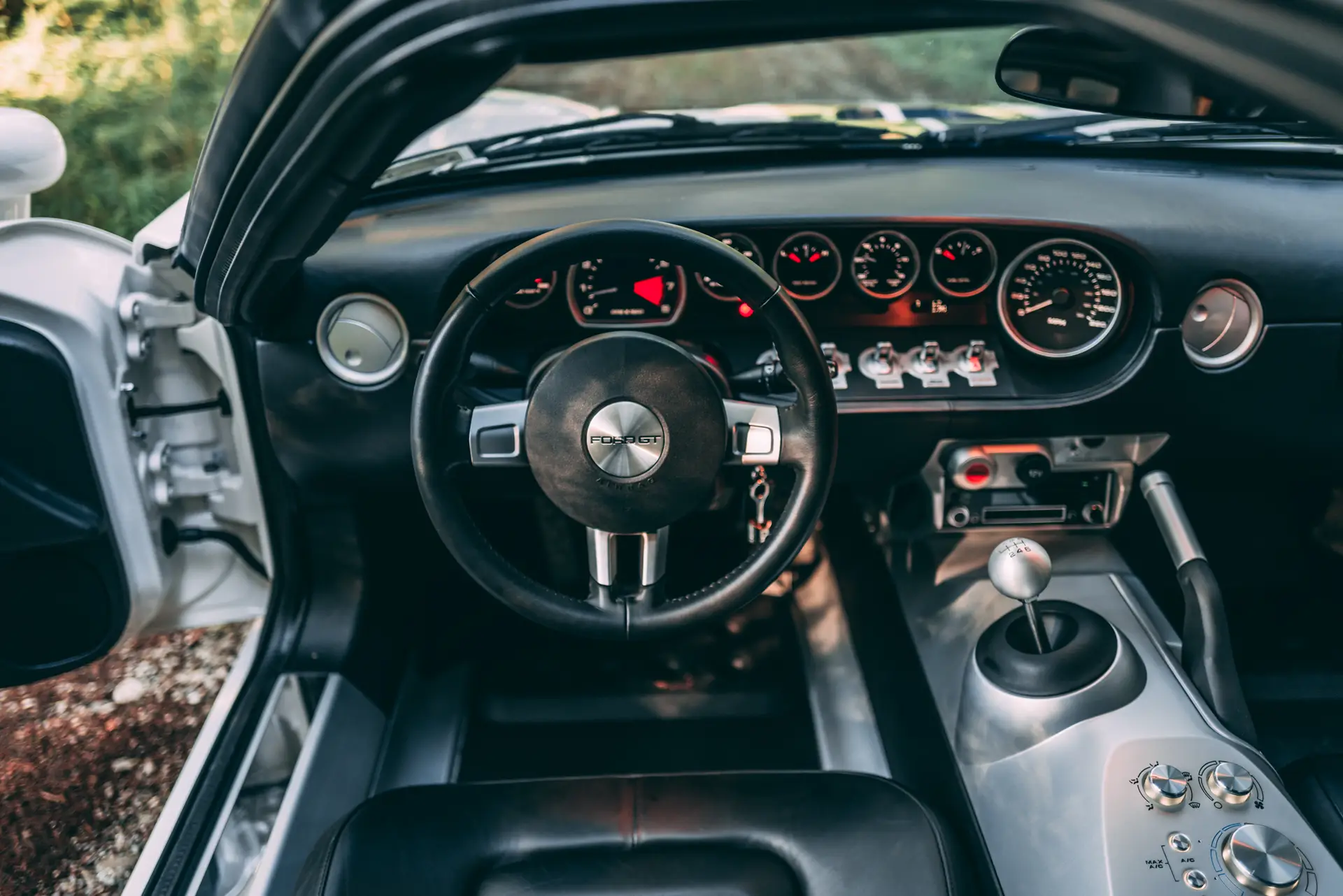 Ford-GT-2018-lightningbluesilverstripes-steering