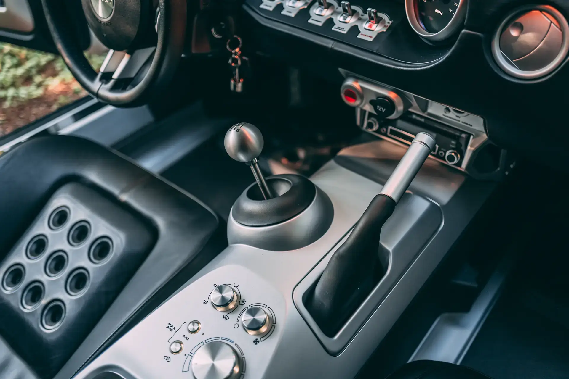 Ford-GT-2018-lightningbluesilverstripes-stick