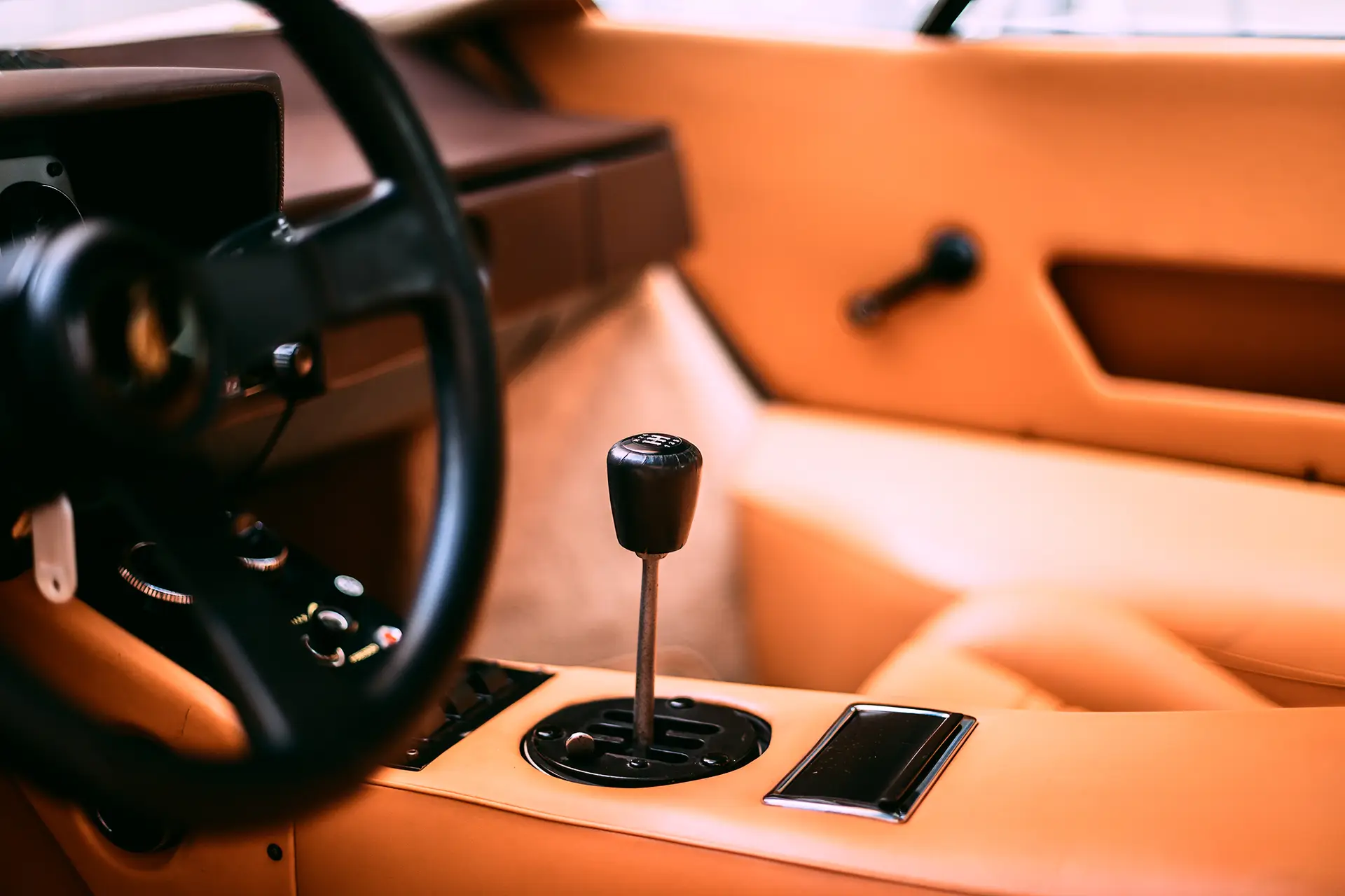 Lamborghini-CountachLP400-1976-orometalizzatto-stick