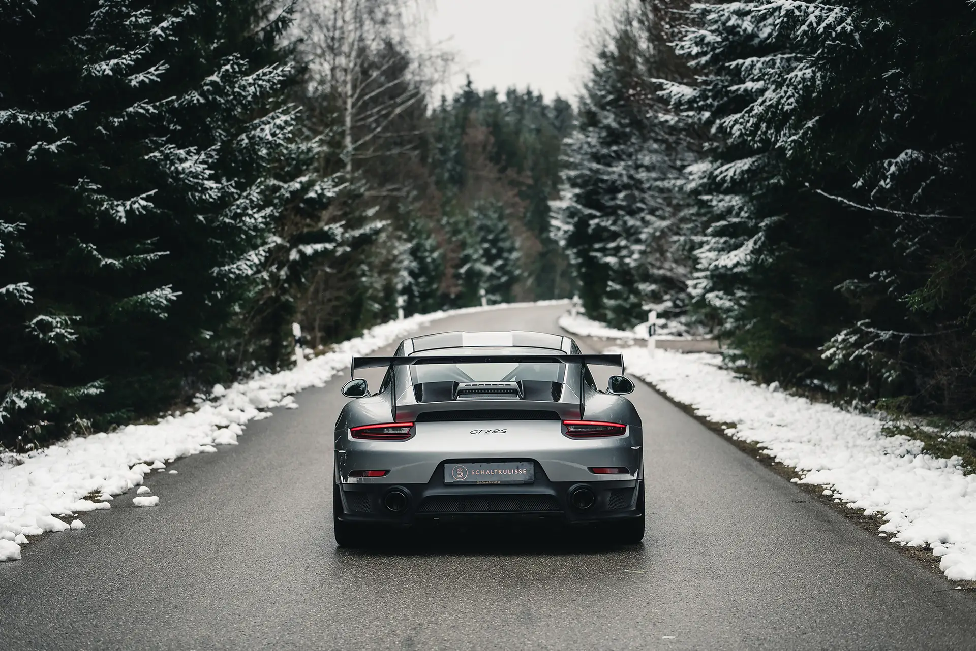 Porsche-991GT2RS-2018-gtsilver-rear