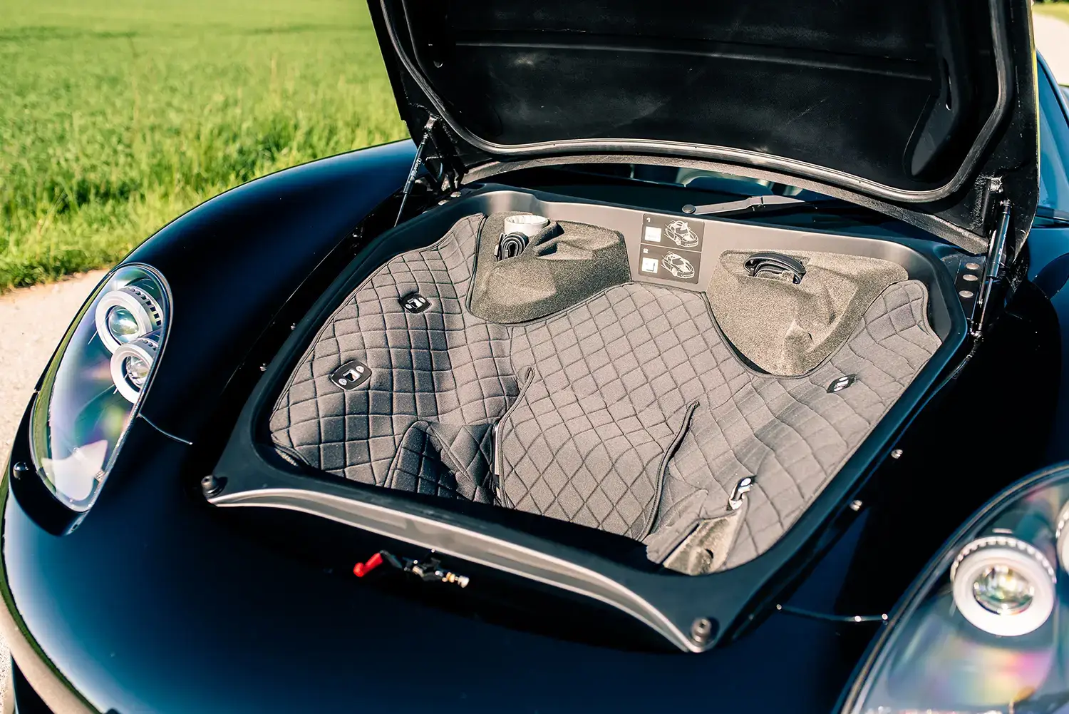 Porsche-CarreraGT-2006-black-trunk