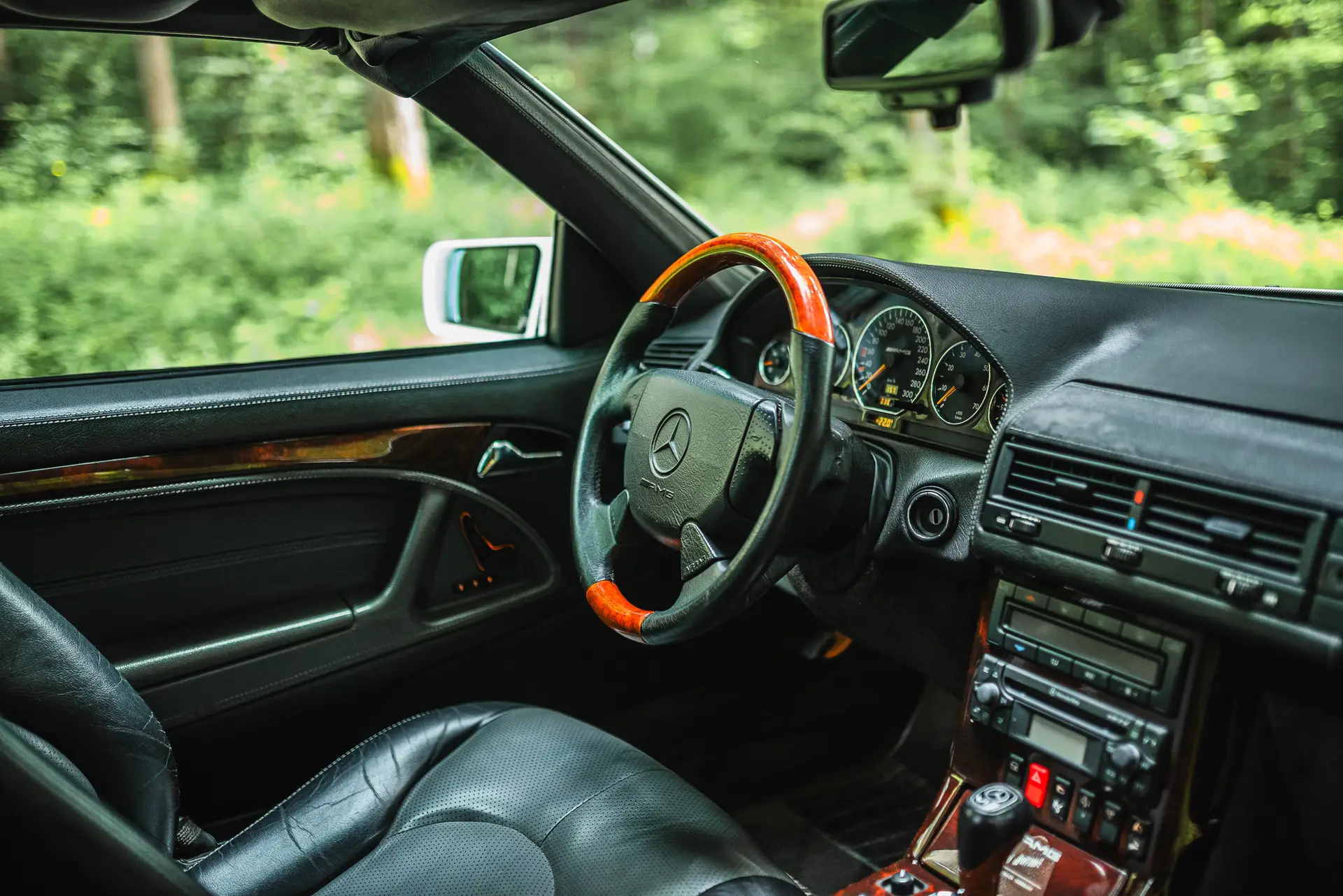 MercedesBenz-SL70AMG-1997-white-steering