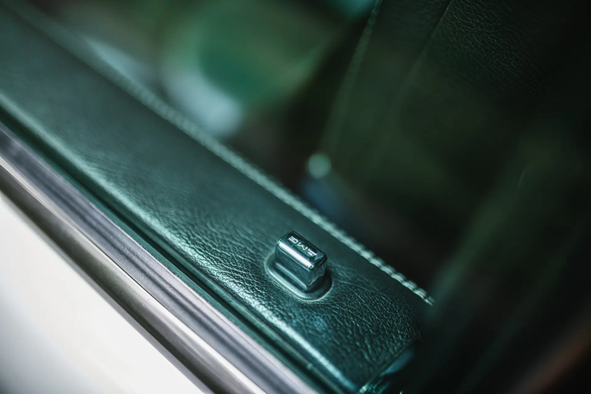 MercedesBenz-SL70AMG-1997-white-windowdetail