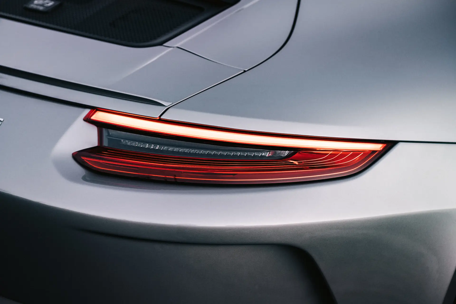 Porsche-991GT3Touring-2019-gtsilver-rearlight