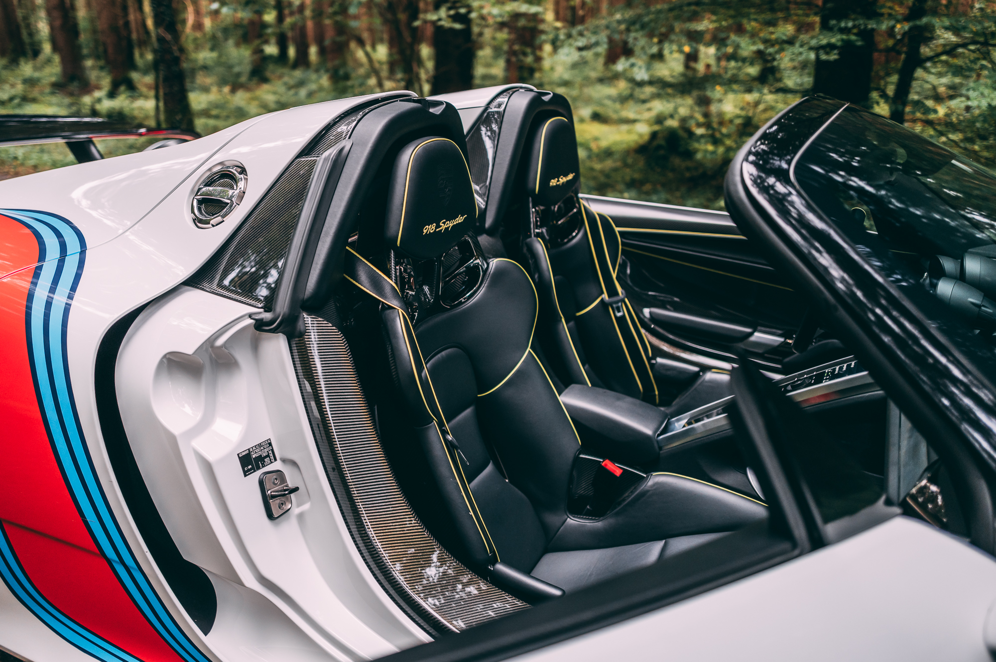 Porsche_918_Spyder_Martini_interior (14)
