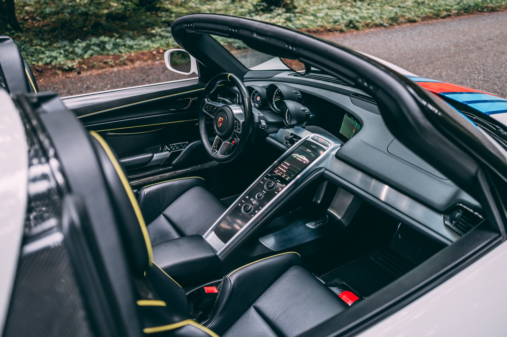 Porsche_918_Spyder_Martini_interior (6)